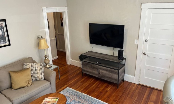 Beverly Apartment | Dwtn Beverly! 5 Min to Salem!
