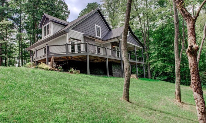 Barnardsville House | Dynamite Ridge | Mountain Home Near Asheville | Private Hiking