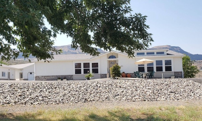 Lincoln County House | Eagle Point on Lake Roosevelt. 5 Minutes to Spring Canyon Park and Boat Launch.