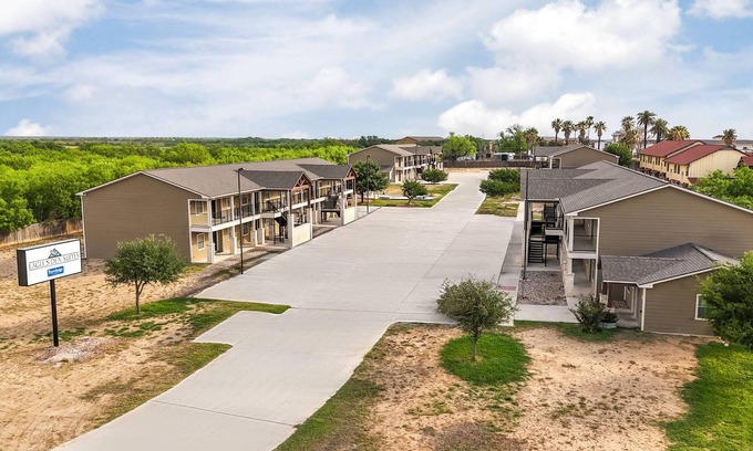 Carrizo Springs Apartment | Eagle's Den Suites Carrizo Springs a Travelodge by Wyndham
