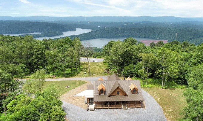 Huntingdon Apartment | Eagle's Escape - Mountain top lodge with spectacular views