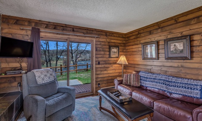 Clark Cabin | Eagle's Nest - 2 bedroom, 2 bath cabin on the Elk River with river views