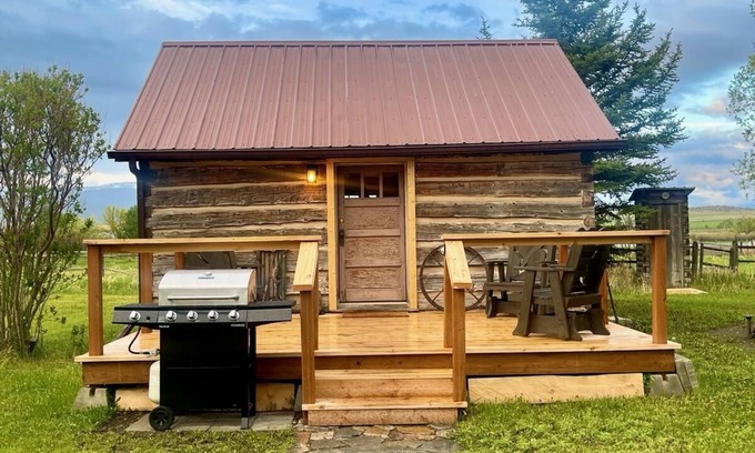 Sheridan Cabin | Earl's Cabin. Quiet 1930s hand hewn log cabin. Fishing hunting opportunities.