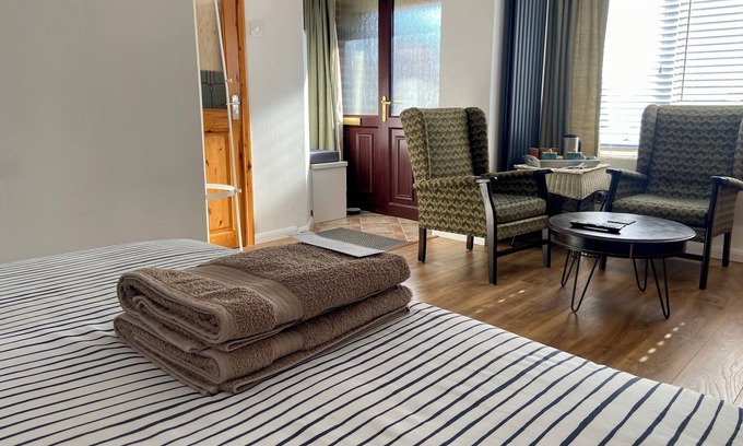 Capel-le-Ferne Apartment | East Cliff Folkestone Guest Suite with Own Entrance - Pet Friendly!