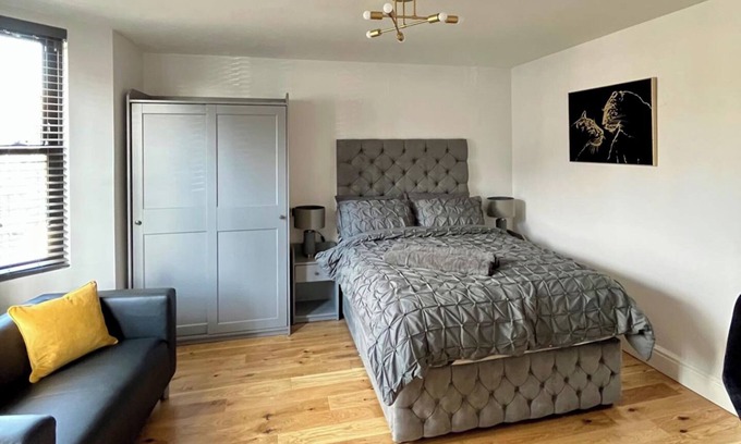 Hoe Street Apartment | East London 1-Bed Apt, Sleeps 2 with Parking