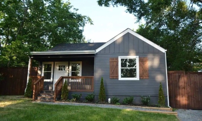 Talbot's Corner House | EAST NASHVILLE Sleeps 8 Spacious 3 B/3B with loft - huge, fenced backyard.nn