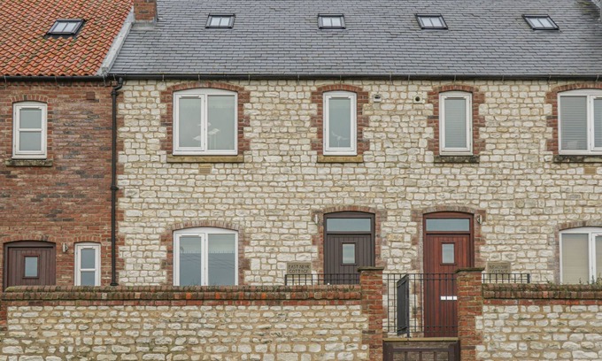 Flamborough House | EAST NEWK COTTAGE, pet friendly, with a garden in Flamborough