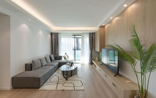Dapuqiao Apartment | Eastern Hub - TianZi Fang Branch Xintiandi Taipuqiao near the Bund Sunny Cozy Deluxe Room
