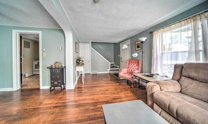 Eastlake Apartment | Eastlake Home w/Patio < 1 Mi to Lake Erie!