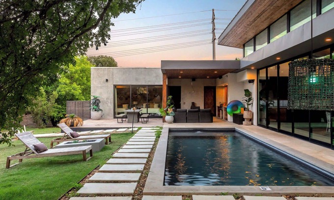 Parker Lane House | Eastside Mansion with Pool—7 Mins to Rainey Street