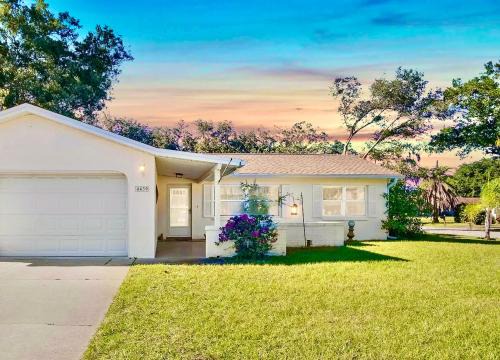 Park Lake Estates House | Easy BNB Close to Beaches, Billiard,Ping-Pong Table, Lanai, Fire Pit, BBQ, Patio, Back Yard