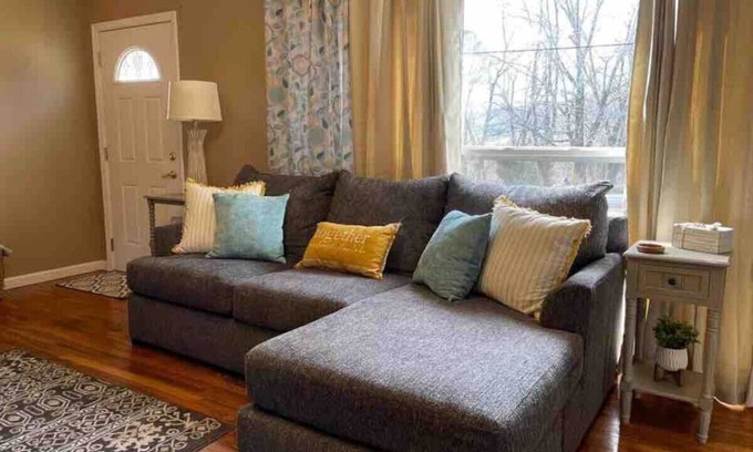 Rockwood House | EASY Checkout, Safe, Comfy 3 bd w/KING Pets OK