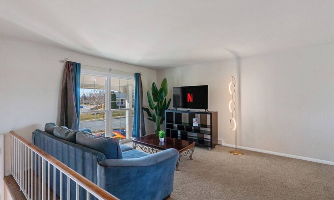 Frederick House | Easy Self Check-in 4BR Escape Prime Walkable Location Dining & Shops Nearby