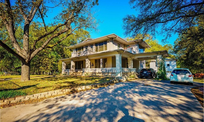 Sulphur Springs Hotel | Easy Walk or Drive to Downtown