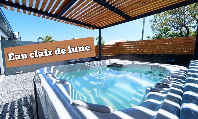 Saint-Joseph House | Eau Clair de Lune