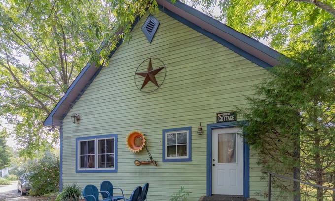 Pittsboro Bed & Breakfast | Eclectic & Spacious Guest Cottage (walk to downtown/pet friendly)