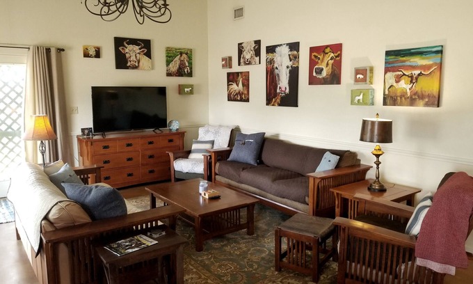 Kingsland House | Eclipse Ready! Beautiful Covered Patio - King and Queen Beds - Huge Greatroom