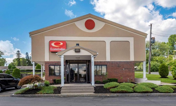 DeWitt Cabin | Econo Lodge Dewitt I-90