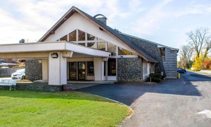 Colonie Hotel | Econo Lodge Inn & Suites Colonie Center Mall