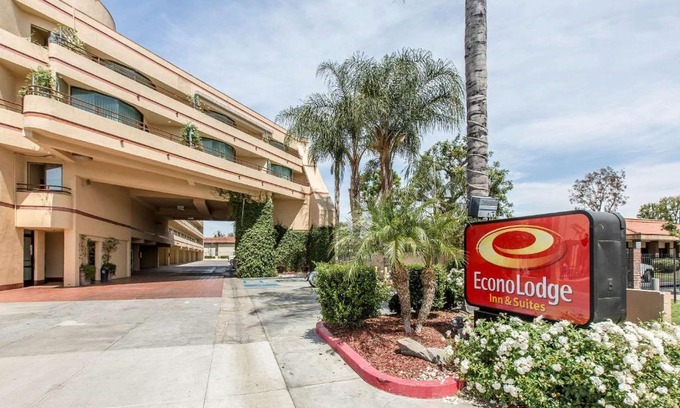 La Sierra Hotel | Econo Lodge Inn & Suites Riverside - Corona