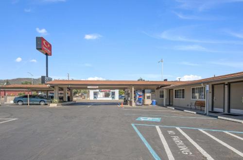 Yreka Hotel | Econo Lodge Inn & Suites