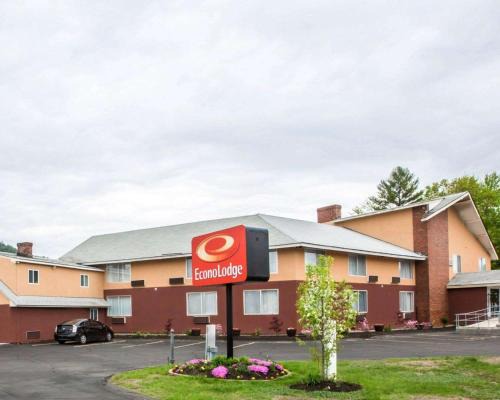 West Ossipee Cabin | Econo Lodge Lakes Region