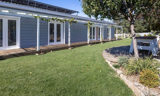 Berridale House | Edelweiss Cottage set in a great garden with outdoor dining