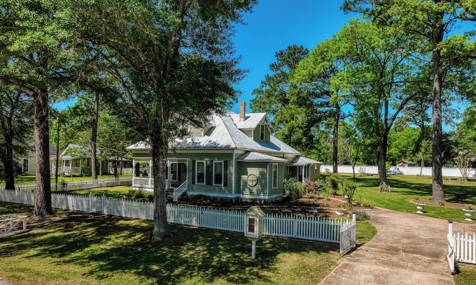 New Ulm House | Edengate~ Quiet Country Charm in the Heart of Texas