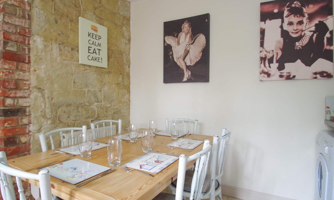 Shanklin Cottage | Edge of Old Village, close to shops, park and beach; ferry discounts