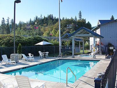 Shady Cove Hotel | Edgewater Inn Shady Cove