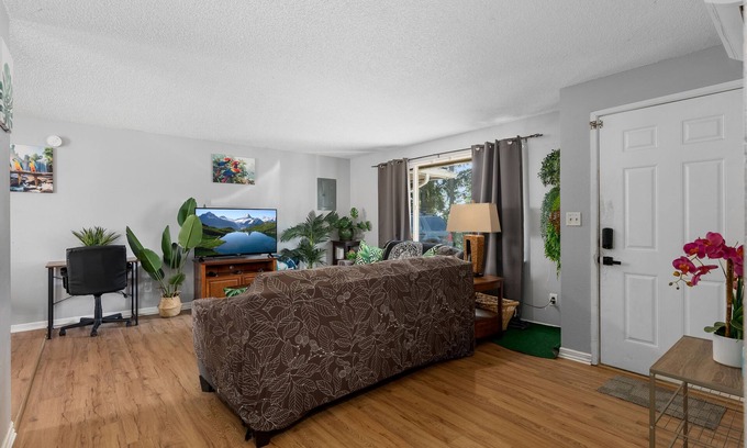Edgewood Apartment | Edgewood Jungle Vibs Own unit A