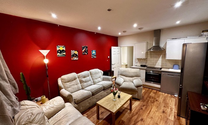 Leith Apartment | Edinburgh Cozy Apartment Retreat