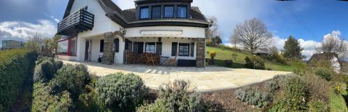Hain House | Eifel Landhaus Panoramablick unter der Burg Olbrück mit Sauna Hottub großer Terrasse und Garten Ideal für Familien