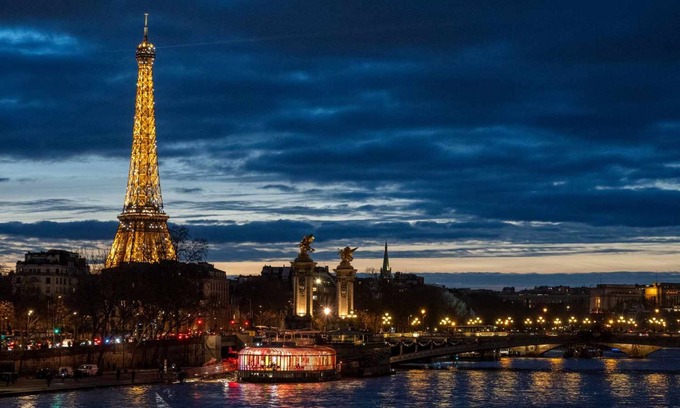 Grenelle Apartment | Eiffel Tower Views 1 Bedroom With Aircon