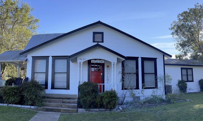 Castell House | “El Castellito” on the Llano River [4 Bed House]