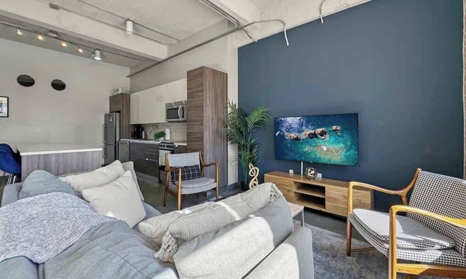 Downtown Dallas Apartment | Elegant 1BD | DT Dallas | Sleeps 12 | Free Parking