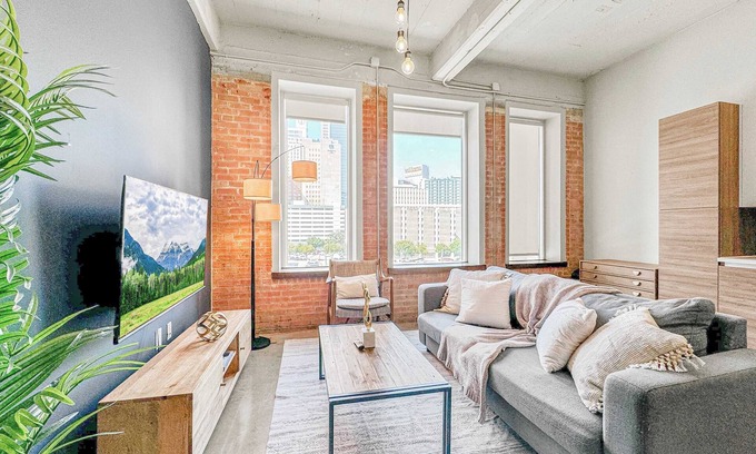 Downtown Dallas Apartment | Elegant 1BD | DT Dallas | Sleeps 8 | Free Parking