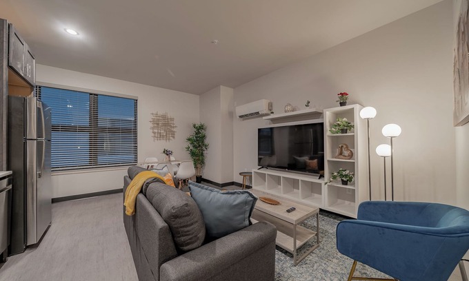 Westown Apartment | Elegant 1BR Apt Fast WI-FI Near Lake Michigan