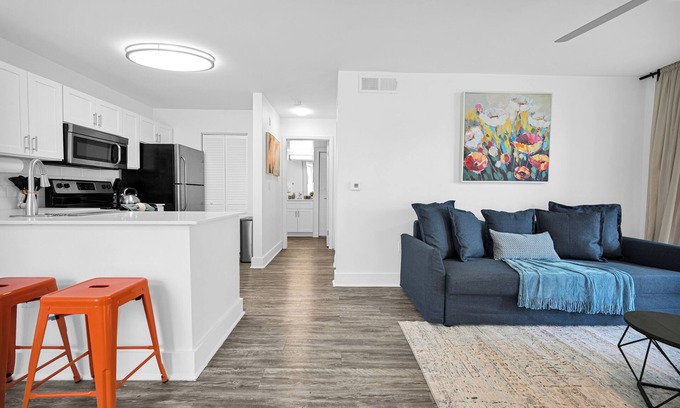 Deerfield Beach Apartment | Elegant 1BR Retreat with Pool | Gym | Tennis Court