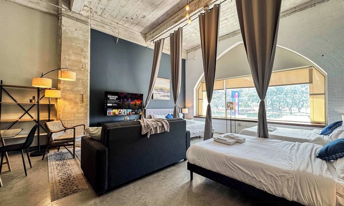 Downtown Dallas Apartment | Elegant 2BD | DT Dallas | Sleeps 10 | Free Parking