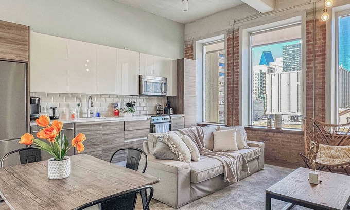 Downtown Dallas Apartment | Elegant 2BD | DT Dallas | Sleeps 5 | Free Parking