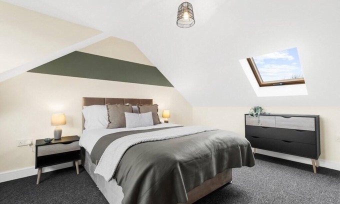 Tipton House | Elegant 5 Bedroom House/Free Parking/Yard