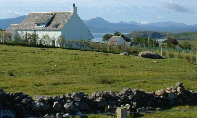Achiltibuie Cottage | Elegant and secluded cottage with stunning views of the Summer Isles