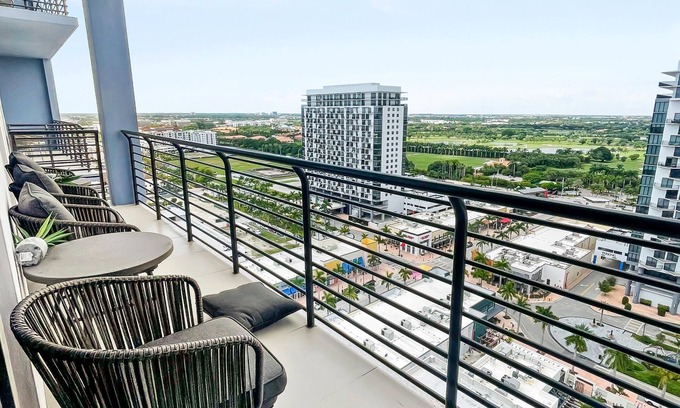 Doral Condo | Elegant Doral Getaway: 2BR Luxury