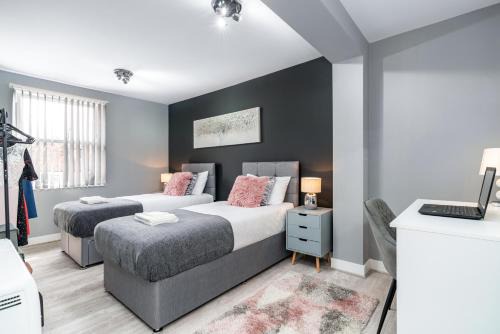Amesbury Apartment | Elegant Flat Near Stonehenge, Amesbury Town Centre Smart TVs Netflix FREE PARKING