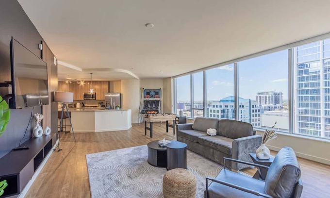 Downtown Phoenix Apartment | Elegant High-Rise | Central DT, Pool+Gym+Parking