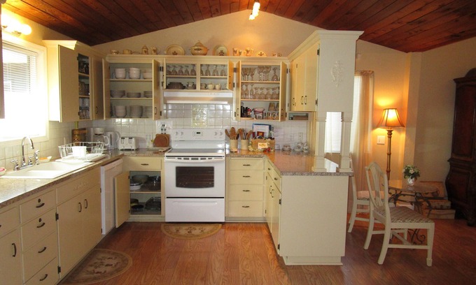 Creswell House | Elegant & Spacious Home, 5 Bed/3 Bath, Sleeps 14, 15 Minutes to U of O.