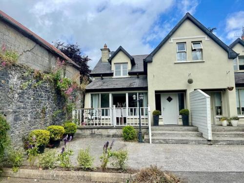 Birr House | Elegant Townhouse steps from historic Birr Castle