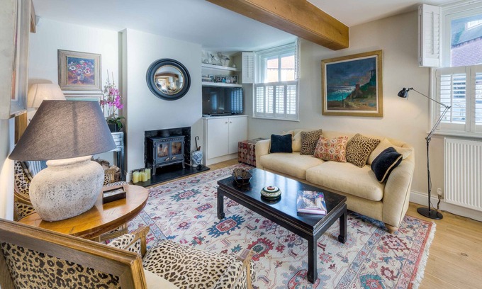 Arundel Cottage | Elegant townhouse with private parking