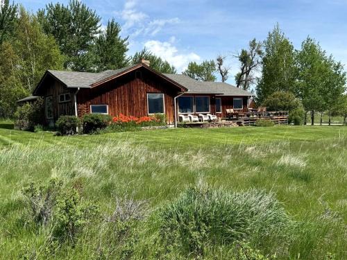 McAllister House | Elegant Vacation Home with Aspen Grove & Mountain Views near Ennis Lake in McAllister, Montana